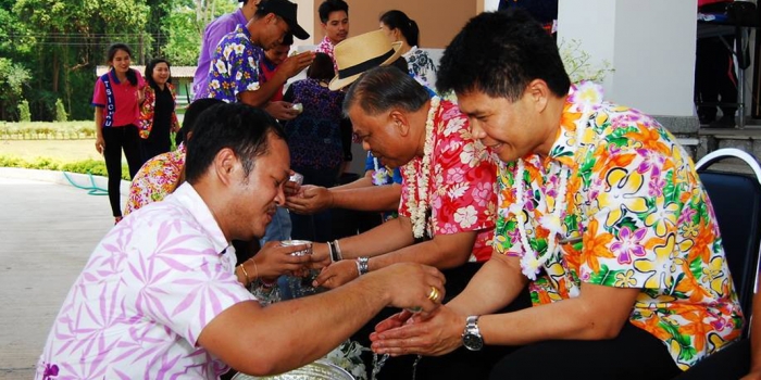พิธีรดน้ำดำหัวขอพรเนื่องในเทศกาลสงกรานต์