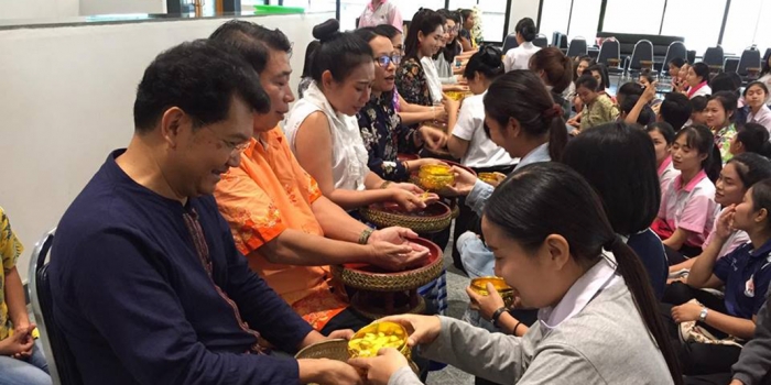พิธีสรงน้ำพระ และรดน้ำดำหัว ประเพณีวันสงกรานต์ 2562