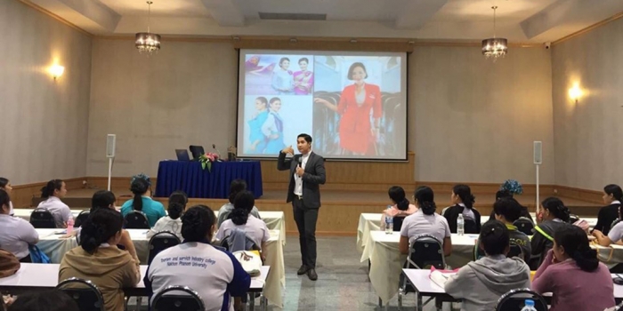 อบรมการพัฒนาบุคลิกภาพและการแต่งหน้าทำผม