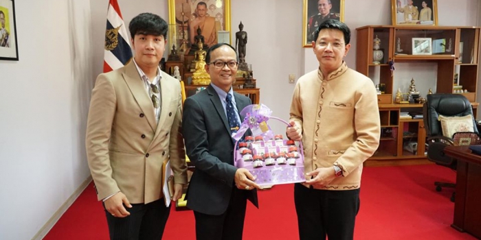 มอบกระเช้าของขวัญแก่นายสยาม ศิริมงคล ผู้ว่าราชการจังหวัดนครพนม