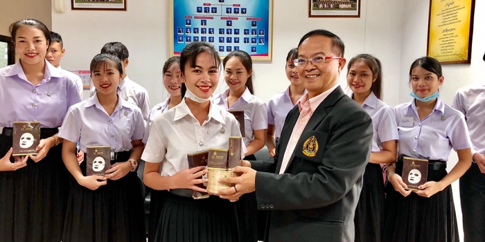 คณบดีมอบของรางวัลจากแบรนด์ La Secret ผู้เข้าประกวดดาวเดือนฯ